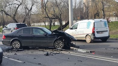 Photo of video | Două automobile, grav avariate pe strada Albișoara din capitală. Bucăți din vehicule s-au împrăștiat pe carosabil