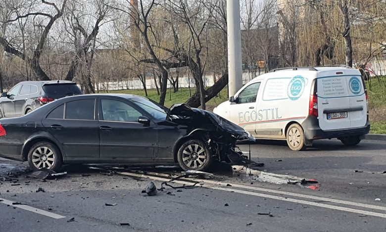 Photo of video | Două automobile, grav avariate pe strada Albișoara din capitală. Bucăți din vehicule s-au împrăștiat pe carosabil