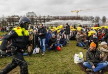 Photo of foto, video | Protest violent la Haga. Mii de oameni au ieșit în stradă nemulțumiți de restricții, cu o zi înainte de alegerile legislative