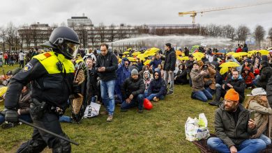 Photo of foto, video | Protest violent la Haga. Mii de oameni au ieșit în stradă nemulțumiți de restricții, cu o zi înainte de alegerile legislative