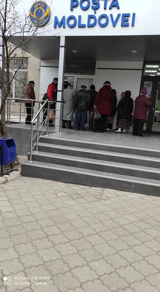 ȘOCANT// În timp ce Drochia e sub COD ROȘU, bătrânii se îmbulzesc la oficiul poștal