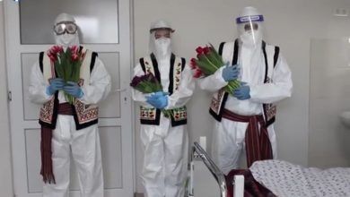 Photo of video | Medicii unui spital din capitală au îmbracat haine tradiționale peste combinezoane și au împărțit flori pacientelor