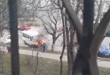 Photo of video | O mașină a luat foc pe o stradă din capitală. Cauza incendiului