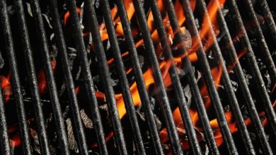 Photo of Alertați despre incendiu, au ajuns la frigărui. Pompierii din România, pe jar după ce un bărbat a încins grătarul pe acoperișul blocului