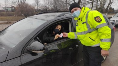 Photo of foto, video | S-au înarmat cu mărțișoare. Mai mulți polițiști au felicitat moldovenii cu ocazia sosirii primăverii