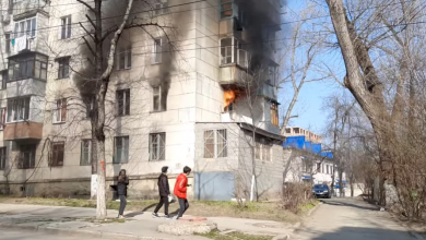 Photo of video | Incendiu într-un bloc de locuit din sectorul Rîșcani. Trei autospeciale, trimise la fața locului