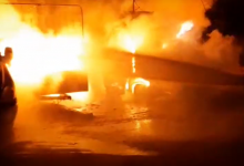 Photo of video | Două microbuze au ars ca o torță în această noapte în capitală. Pompierii au luptat cu flăcările mai mult de două ore