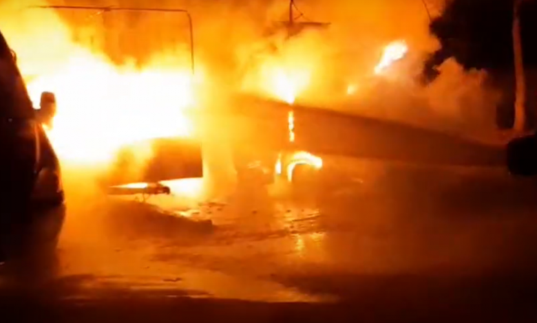 Photo of video | Două microbuze au ars ca o torță în această noapte în capitală. Pompierii au luptat cu flăcările mai mult de două ore