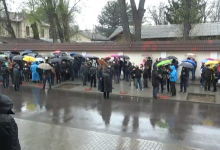 Photo of live | Slusari, la ușa Curții Constituționale. Gălăgie în fața instituției, unde s-au adunat zeci de oameni