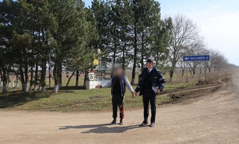 Photo of O femeie a stopat pentru a-și repara mașina, dar a fost jefuită. Trei tineri au fost reținuți