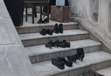 Photo of foto | Și-au scos încălțămintea pe scările teatrului! Manifestul actorilor de la „Luceafărul” în contextul restricțiilor