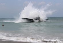Photo of foto, video | Un avion din al Doilea Război Mondial a aterizat forțat pe o plajă, printre oameni. Momentul, surprins de camere
