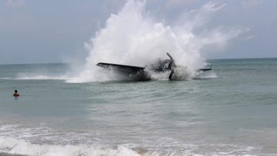 Photo of foto, video | Un avion din al Doilea Război Mondial a aterizat forțat pe o plajă, printre oameni. Momentul, surprins de camere