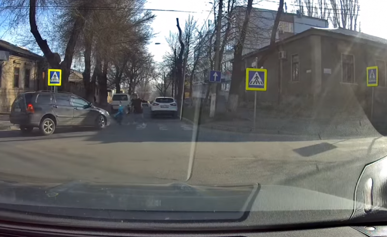 Photo of video | La un pas de nenorocire. Un șofer a lovit o femeie cu un cărucior chiar pe trecerea de pietoni