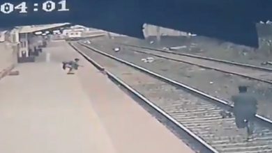Photo of video | Un angajat al căilor ferate și-a riscat viața pentru a salva un copil căzut pe șine. Momentul, surprins de camere