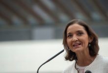 Photo of Mai mulți înalți oficiali ar fi fost amenințați cu moartea. Ministrul Turismului din Spania a primit prin poștă un cuțit cu pete roșii