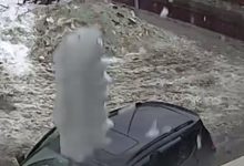 Photo of video | Sperietură teribilă pentru doi ruși: Un bloc de gheață a căzut pe mașina lor, imediat după ce s-au urcat