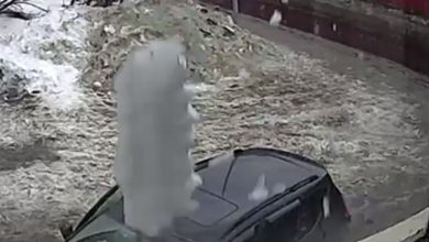 Photo of video | Sperietură teribilă pentru doi ruși: Un bloc de gheață a căzut pe mașina lor, imediat după ce s-au urcat