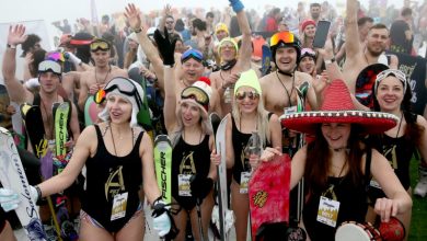 Photo of foto | Festivalul alpin Boogel-Woogel din Rusia: Locul unde oamenii schiază în costume de baie