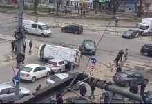 Photo of video | Grav accident la Botanica. Un microbuz s-a răsturnat în urma impactului cu o altă mașină