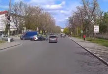 Photo of video | Chișinău: Momentul în care un taxi izbește un motociclist, iar un pieton rămâne indiferent, surprins de o cameră de bord