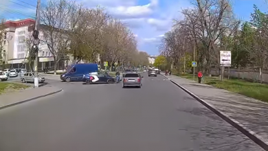 Photo of video | Chișinău: Momentul în care un taxi izbește un motociclist, iar un pieton rămâne indiferent, surprins de o cameră de bord