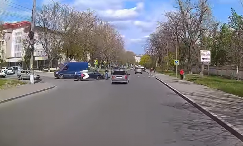 Photo of video | Chișinău: Momentul în care un taxi izbește un motociclist, iar un pieton rămâne indiferent, surprins de o cameră de bord