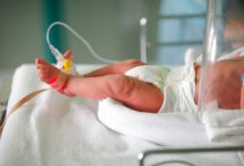 Photo of O femeie infectată cu COVID-19, intubată de o lună, a dat naștere unui copil