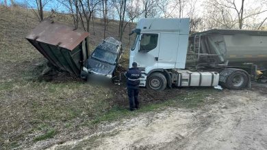 Photo of Tragedie la ieșirea din Budești: Un tânăr a decedat, iar altul a fost rănit după ce un camion a intrat în mașina staționată la o vulcanizare