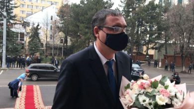 Photo of Renato Usatîi anunță încă un protest la CC: A cerut cetățenilor să vină înarmați cu… crizanteme albe