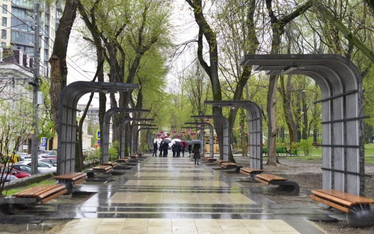 Photo of foto | Aleea artiștilor de creație din Parcul Catedralei, aproape gata. Când vom putea admira lucrările meșterilor