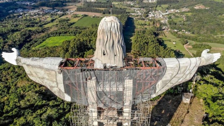 foto | O nouă statuie a lui Isus, mai înaltă decât cea din Rio de ...