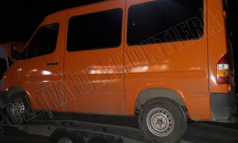 Photo of Rugat să aducă un microbuz în țară, a ajuns să fie documentat. Un șofer, prins la hotar cu numere de înmatriculare false