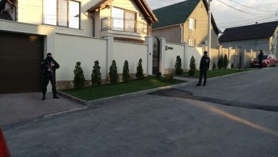 Photo of Operațiune cu mascați la Stăuceni: Atacatorul cu grenadă din sectorul Buiucani s-ar fi baricadat într-o casă