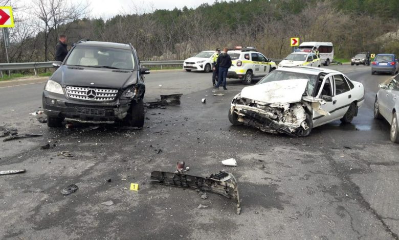 Photo of foto | Accident cu răniți pe traseul Chișinău-Hîncești. Șoferul unui Opel a pierdut controlul volanului și a lovit un Mercedes