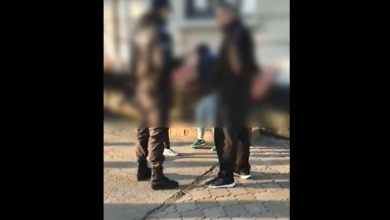 Photo of video | Chef cu băutură în parc, pe timp de pandemie. O femeie s-a dat în spectacol în fața polițiștilor