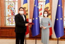 Photo of foto | Peter Michalko, decorat cu „Ordinul de Onoare”  de către Maia Sandu: „Are merite deosebite în promovarea valorilor europene în țara noastră”