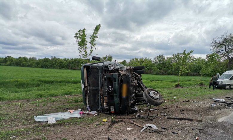 Photo of Accident rutier grav cu implicarea unui microbuz de rută. Opt persoane au ajuns la spital