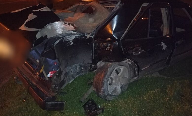 Photo of foto | Un șofer a ajuns la spital după ce s-a izbit violent cu mașina de un indicator. Vehiculul a devenit morman de fiare