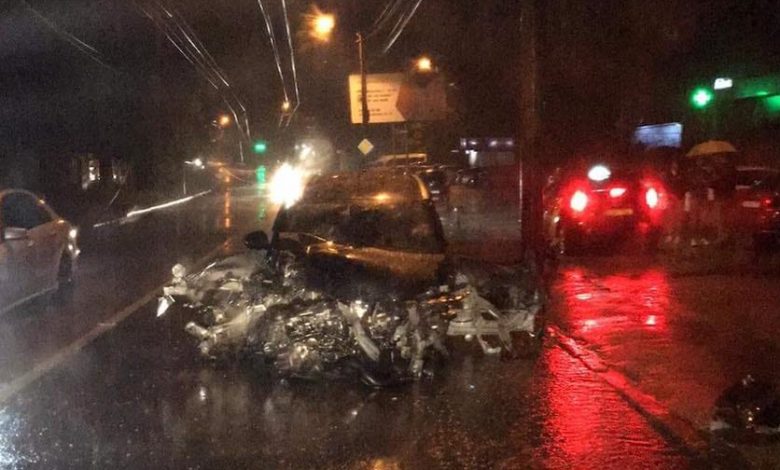 Photo of Impact violent în capitală. Un șofer nu a ținut cont de condițiile meteo și s-a izbit cu BMW-ul de un pilon