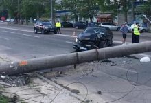 Photo of Un pilon electric s-a prăbușit în mijlocul străzii la Botanica. Circulația a fost paralizată în ora de vârf