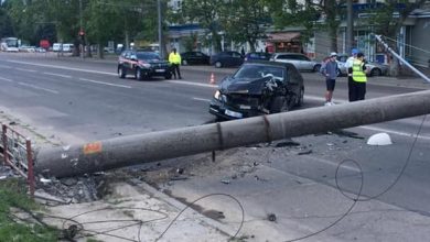 Photo of Un pilon electric s-a prăbușit în mijlocul străzii la Botanica. Circulația a fost paralizată în ora de vârf