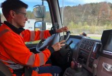 Photo of Conducătoarea unui oraș a devenit șoferiță pe mașina de gunoi după ce a pierdut alegerile: „Este o soluție pentru mine”