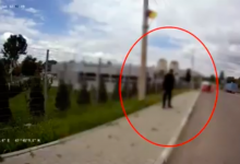 Photo of video | A sărit în fața unei mașini, a încercat să înjunghieze câțiva oameni, apoi să se sinucidă. Momentul în care un bărbaat a fost imobilizat de poliție
