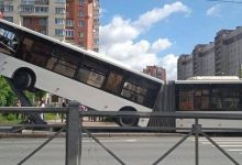 Photo of video | Cel puțin șase persoane au fost rănite după ce un autobuz „a urcat” pe un felinar. Momentul în care se produce accidentul