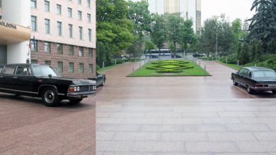 Photo of foto | Două limuzine retro staționează în fața Parlamentului. Cui aparțin mașinile?