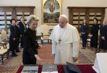 Photo of Prima întâlnire oficială dintre papa Francisc şi Ursula Von der Leyen. Ce cadouri şi-au făcut cei doi