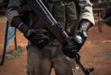 Photo of Rusia va dona mii de arme unei țări africane. Ce are de câştigat Putin din această afacere