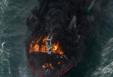 Photo of Arde de opt zile: O navă a acoperit cu petrol și peleți de plastic plajele din Sri Lanka