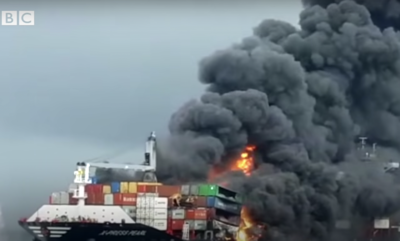 Photo of video | Incendiu și explozii de proporții pe o navă încărcată cu substanțe chimice. Sri Lanka, în fața unui dezastru ecologic